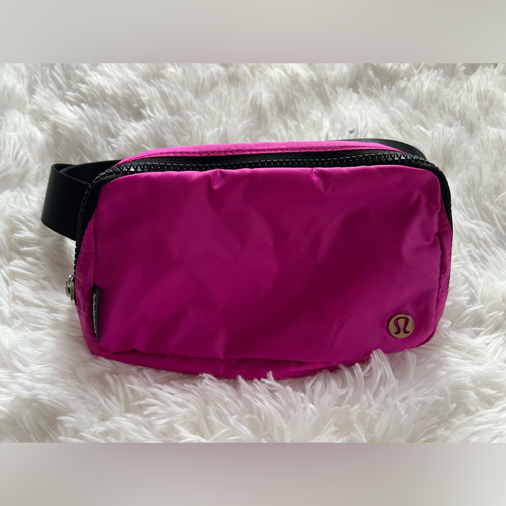 Lululemon Everywhere Belt Bag - Highlight Purple